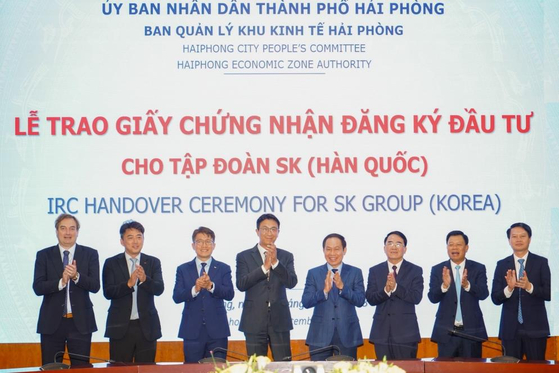 SKC CEO Park Won-cheol, fourth from left, poses for a photo during an investment license handover ceremony held in Haiphong, northeastern Vietnam, on Sept. 22, with city government officials. [SKC]