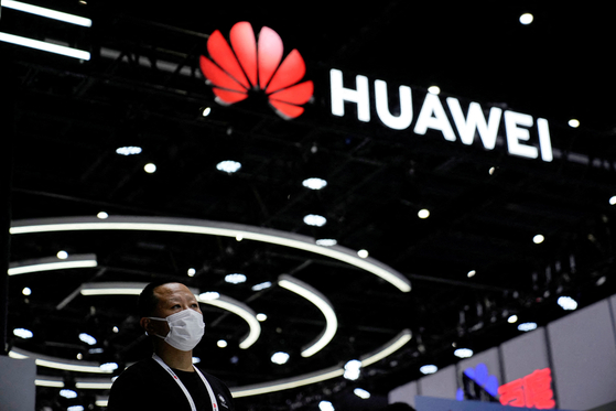 Despite U.S. sanctions, Huawei has been equipping its latest smartphone and tablet devices with foreign-made chips. [REUTERS/YONHAP]