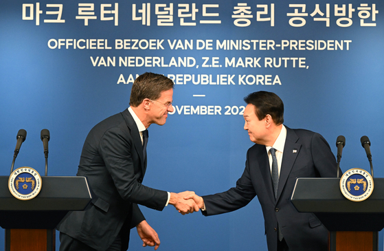 Korean President Yoon Suk-yeol, right, shakes hands with Dutch Prime Minister Mark Rutte at their joint press conference after a bilateral summit at the Yongsan presidential office in central Seoul on Nov. 17, 2022. [JOINT PRESS CORPS]