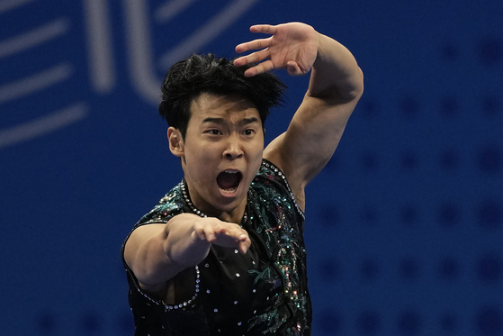 Korea's Lee Yong-mun performs in the wushu men's nanquan competition at the 19th Asian Games in Hangzhou, China on Tuesday. [AP/YONHAP]