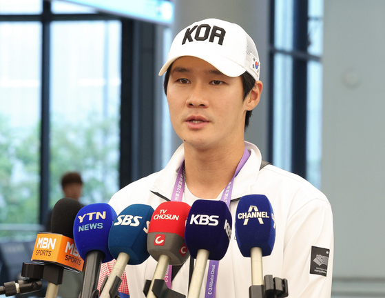Tennis player Kwon Soon-woo speaks to reporters following his arrival at Hangzhou Xiaoshan International Airport in Hangzhou, China on Wednesday last week. [NEWS1] 