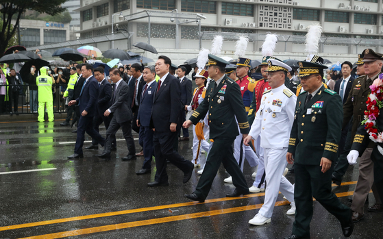President Yoon Suk Yeol, center, joins in a procession, walking alongside civilians and troops during a large-scale military parade passing Gwanghwamun Square in central Seoul Tuesday afternoon to commemorate the 75th Armed Forces Day. [JOINT PRESS CORPS]