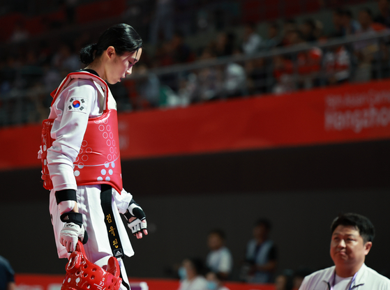 Kim Yu-jin reacts after losing the women's -57kg semfinal to Luo Zongshi of China at Lin'an Sports Culture Convention & Exhibition Center Gymnasium in Hangzhou, China on Tuesday. [YONHAP] 