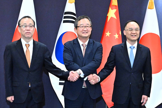 From left, Funakoshi Takehiro, Japanese senior deputy foreign minister, Chung Byung-won, Korea's deputy foreign minister and Nong Rong, China's assistant minister of foreign affairs, shake hands at their meeting at the Lotte Hotel in central Seoul on Tuesday. [MINISTRY OF FOREIGN AFFAIRS]