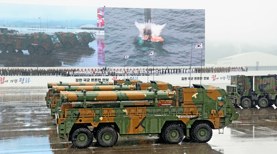 The South Korean military’s Hyunmoo surface-to-surface missile is revealed to the public for the first time during a ceremony to mark the 75th anniversary of Armed Forces Day at Seoul Air Base in Seongnam, Gyeonggi, Tuesday. [JOINT PRESS CORPS]