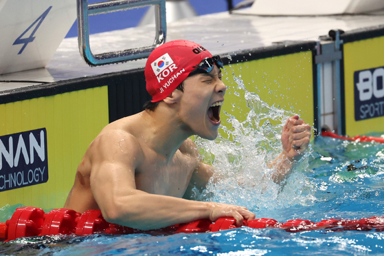 Ji Yu-chan celebrates after finishing the men’s 50-meter freestyle final in first place at Hangzhou Olympic Sports Centre Aquatic Sports Arena in Hangzhou, China on Monday. [YONHAP]