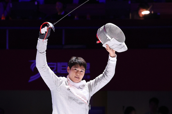Oh Sang-uk celebrates after beating Gu Bon-gil in the men's individual sabre finals at the Asian games at Hangzhou Dianzi University Gymnasium in Hangzhou, China on Monday.  [NEWS1]