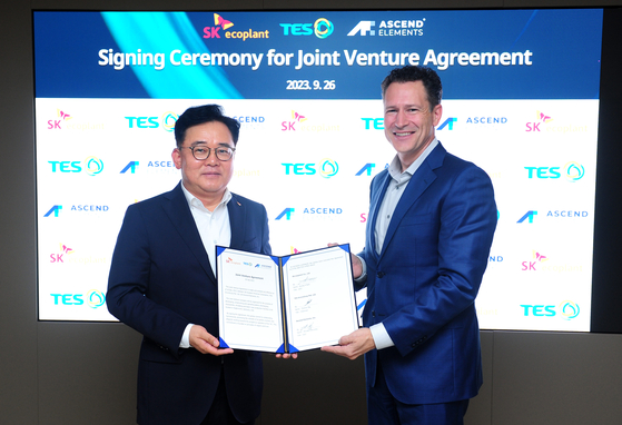  SK ecoplant CEO Park Kyung-il, left, and Ascend Elements CEO Michael O’kronley, pose for a photo during a joint venture agreement signing ceremony held in central Seoul, Tuesday. [SK ECOPLANT]
