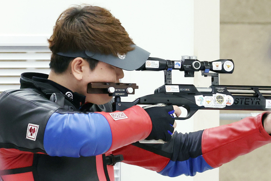 Jeong You-jin wins two medals for Korea in the men's team and individual 10 meter running target contests, taking gold and bronze, respectively. [NEWS 1]