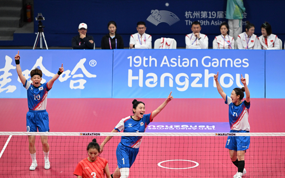 Korea defeats China in a women's team regu preliminary match at the 19th Asian Games in Jinhua, China on Sunday. [XINHUA]