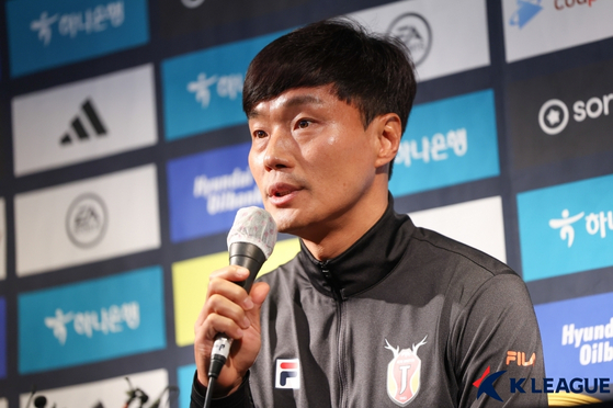 Former Jeju United manager speaks during a press conference held at Hotel Bareve in Seogwipo, Jeju on Feb. 7. [YONHAP] 