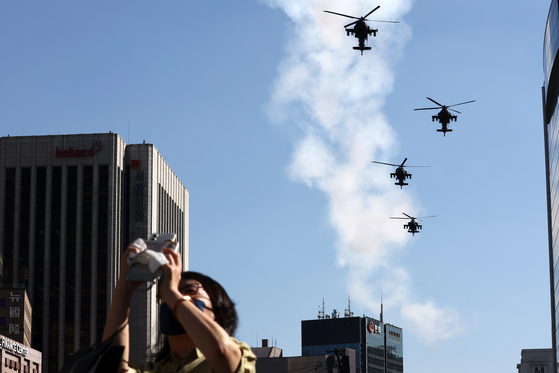 Military helicopters flying over downtown Seoul on Friday during a practice for the upcoming parade on Tuesday. The Korean military is holding a parade for the first time since 2013. [YONHAP]