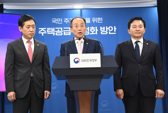 Finance Minister Choo Kyung-ho, center, outlines the government's plans on housing supply in a press briefing held at the government complex in central Seoul on Tuesday. [MINISTRY OF ECONOMY AND FINANCE]