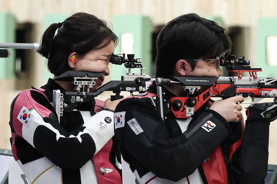Korea's Park Ha-jun and Lee Eun-seo take bronze in the 10 meter air rifle mixed team event at the 19th Asian Games on Monday. [NEWS1]