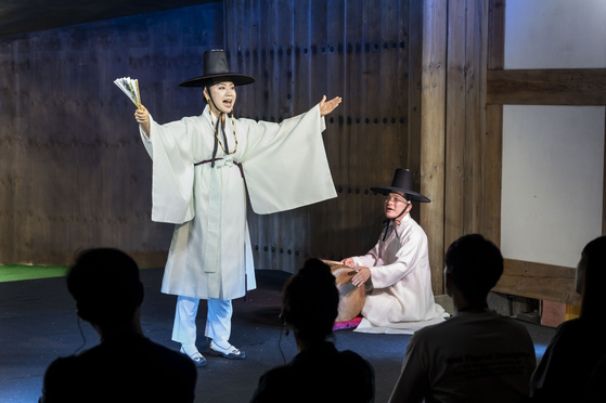 A scene from the mini concert hosted by the Korea Cultural Heritage Foundation on Sept. 14 at Usuyeong Tourist Site in Haenam County, South Jeolla, showcases live performances of pansori, Korean traditional narrative singing, and Italian opera. [KOREA CULTURAL HERITAGE FOUNDATION]