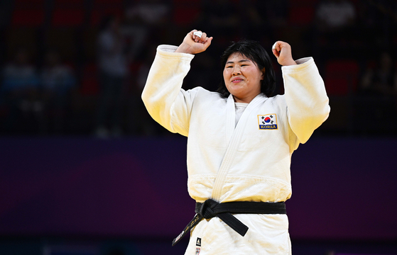 Korean judoka Kim Ha-yun celebrates after winning the women’s +78kg final at Xiaoshan Linpu Gymnasium in Hangzhou, China on Tuesday. [JOONGANG ILBO]