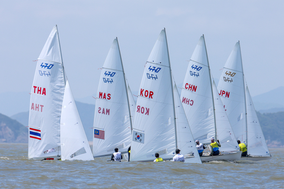 Sailors compete during the Mixed Dinghy 470 Race at the 19th Asian Games in Ningbo, China on Sunday.  [XINHUA/YONHAP]