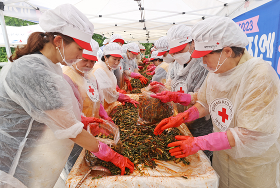 Volunteer workers at the Nowon District branch of the Korean Red Cross in northern Seoul make kimchi to be handed out to those in need near the area on June 28. [YONHAP] 
