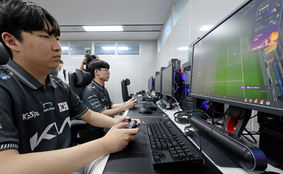 EA Sports FC Online pro gamer Kwak Jun-hyuk games at S-Plex Center in western Seoul on Sept. 7 ahead of the Hangzhou Asian Games. [NEWS1] 
