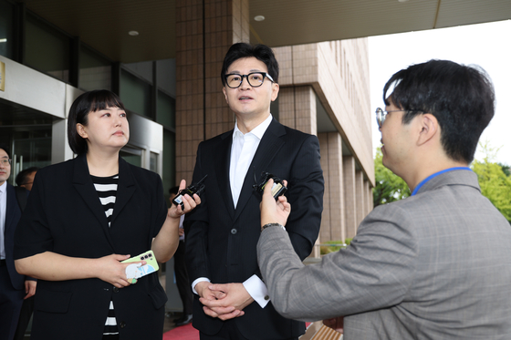 Justice Minister Han Dong-hoon answers questions in front of the Justice Ministry on Wednesday. [YONHAP]
