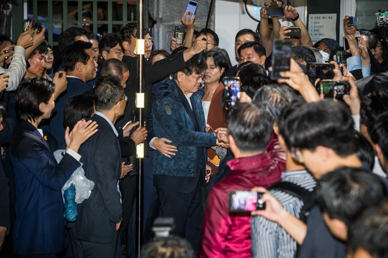 Democratic Party leader Lee Jae-myung is surrounded by DP lawmakers and supporters on Wednesday morning as he walks out of the Seoul Detention Center in Gyeonggi. [YONHAP]