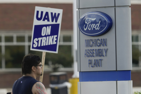 United Auto Workers members walk a picket line during a strike at the Ford Motor's Michigan plant in Wayne, Michigan on Sept. 15. [AP/YOHAP]