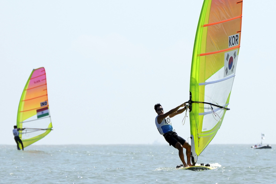 Cho Won-woo of Korea leads the pack in the men's RS:X class at Ningbo Xiangshan Sailing Center in Ningbo, China on Monday.  [AP/YONHAP]