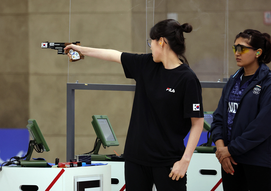 Korean shooter Yang Ji-in competes in the 25-meter pistol women’s final at the Hangzhou Asian Games held at Fuyang Yinhu Sports Center on Wednesday. [YONHAP] 