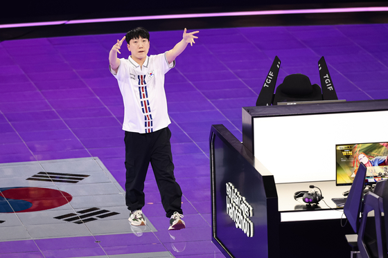 Gamer Kim Gwan-woo wins the final round of Street Fighter V: Champion Edition on Thursday, handing Korea its first-ever Esports gold in Asian Games history. [NEWS1]