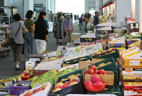 People shop for fruit at a wholesale market in Suwon on Sept. 18. [NEWS1]