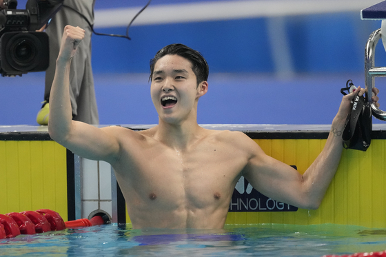 Korea's Kim Woo-min celebrates after winning gold in the men's 800 meter freestyle final at the 19th Asian Games in Hangzhou, China on Thursday. [AP/YONHAP]