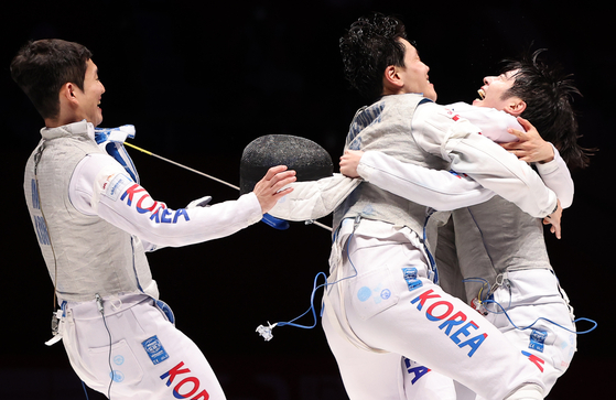 The Korean men's foil team celebrate after beating China in the final of the team foil event at the Hangzhou Asian Games at Hangzhou Dianzi University Gymnasium Final Piste in Hangzhou, China on Wednesday.  [YONHAP]