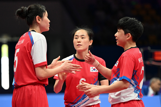 Members of the Korean team celebrate scoring during the women's team regu gold medal sepaktakraw match between Korea and Thailand at the 19th Asian Games in Hangzhou, China on Friday.  [XINHUA/YONHAP]