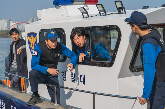 Actor Kwon Sang-woo, center-left, plays Doo-jin, a Han River patrol police officer who fights crime along the riverbanks of the Han River in Seoul, in Disney+'s ″Han River Police″ [WALT DISNEY COMPANY KOREA]