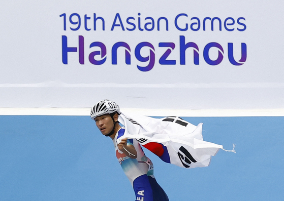 Korea's Jeong Byeong-hee celebrates after winning the gold medal in the men's speed skating 10000m point elimination race at the Hangzhou Asian Games in Hangzhou, China on Saturday.  [REUTERS/YONHAP]