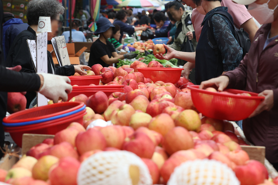 A traditional market is filled with customers on Wednesday in Seoul, two days ahead of Chuseok. [YONHAP]