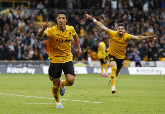 Wolverhampton Wanderers' Hwang Hee-chan celebrates scoring their second goal against Manchester City at the Molineux in Wolverhampton, England on Saturday.  [REUTERS/YONHAP]