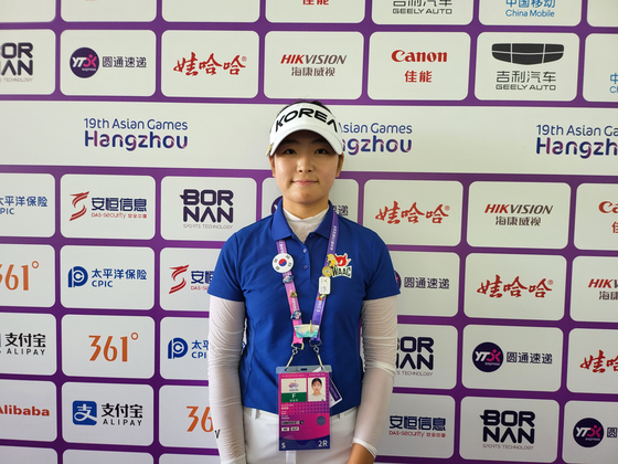 Korean golfer Yu Hyun-jo speaks to reporters after finishing the first round of the women's individual contest at the Hanghzou Asian Games held at West Lake International Golf Course in Hangzhou, China on Thursday. [YONHAP] 