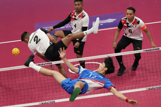 Korea's Gong Ha-sung returns the ball against Singapore during a men's sepaktakraw preliminary match at the 19th Asian Games in Jinhua, China on Sunday. [AP/YONHAP]