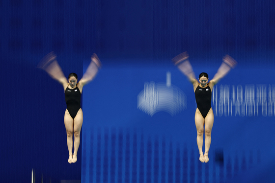 Korean divers Park Ha-reum and Kim Su-ji compete during the women's three meter springboard final at the 19th Asian Games on Sunday. [REUTERS/YONHAP]