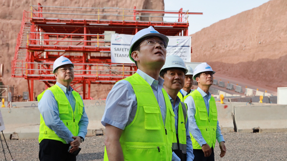 Samsung Electronics Executive Chairman Lee Jae-yong, center, inspects Samsung C&T's tunnel construction site in Tabuk, Saudi Arabia on Sunday. [SAMSUNG ELECTRONICS]