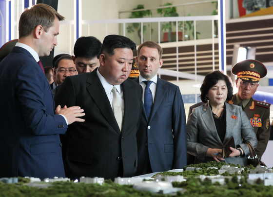 North Korean leader Kim Jong-un, second from left, and Foreign Minister Choe Son-hui, second from right, listen to Far Eastern Federal University Rector Boris Korobets, during their visit to the university on Russky Island on Sept. 17. [TASS/YONHAP] 