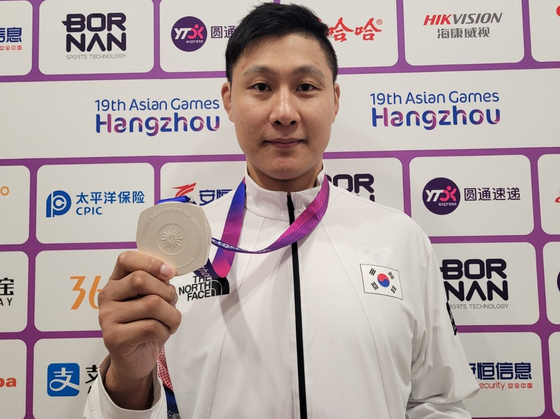 Korea's Kim Min-gyu takes silver in the men's kurash -90 kilograms contest on Monday, earning the national team's best finish in the sport in Asian Games history. [YONHAP]