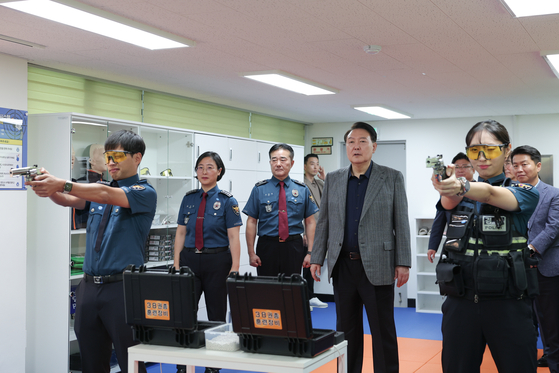 President Yoon Suk Yeol, center, observes police officers’ shooting training at the Seoul Jungbu Police Station on Saturday. [PRESIDENTIAL OFFICE]