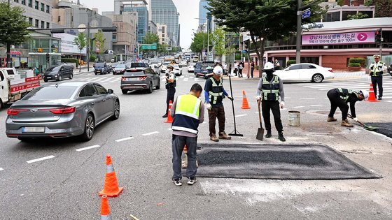 Authorities conduct repair work after a suspected sinkhole near Exits 1 and 2 of Eonju Station in Gangnam District, southern Seoul, was reported earlier that morning on Sept. 19. [NEWS1]