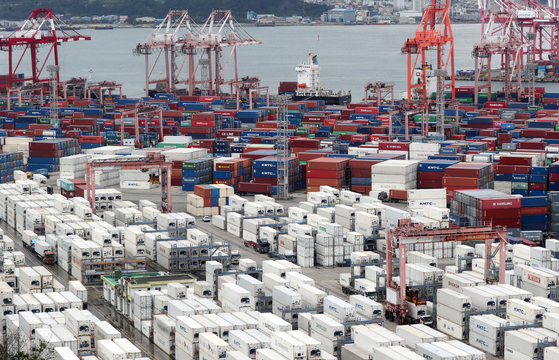 Containers are stacked up at a port in Busan on Sept. 21. [NEWS1] 