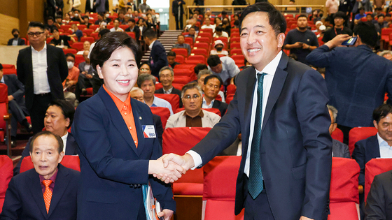 Rep. Yang Hyang-ja, left, shakes hands with former DP lawmaker Keum Tae-sup at the launching ceremony of the Hope of Korea party at the National Assembly on Aug. 28. [YONHAP]