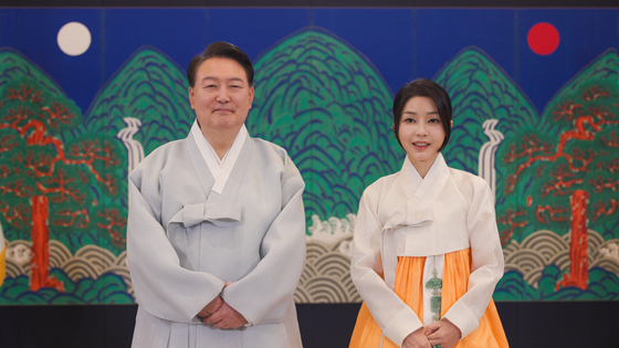 President Yoon Suk Yeol, left, and first lady Kim Keon Hee, dressed in hanbok, deliver their Chuseok holiday greetings to the public in a video message released by the presidential office on Thursday, the first day of the six-day break. They expressed gratitude to soldiers, police officers, firefighters and sanitation workers who are carrying out their duties even during the extended holiday which runs to Tuesday. [PRESIDENTIAL OFFICE]