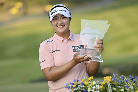 Ryu Hae-ran poses with the LPGA Walmart NW Arkansas Championship trophy after winning the event at Pinnacle Country Club in Rogers, Arkansas on Sunday. [AP/YONHAP] 
