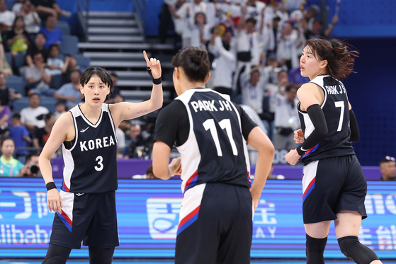 South Korea's Kang Lee-seul, left, cheers after scoring during a group stage game against North Korea at the Hangzhou Asian Games on Friday. [NEWS1]